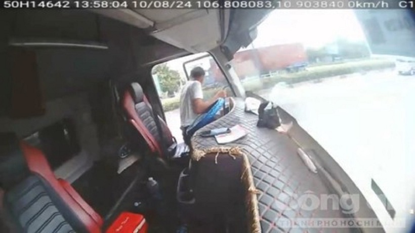 Sau khi gây tai nạn lúc 13h58 phút, tài xế mở cửa xuống xe kiểm tra. Ảnh: Báo Công an TP.HCM