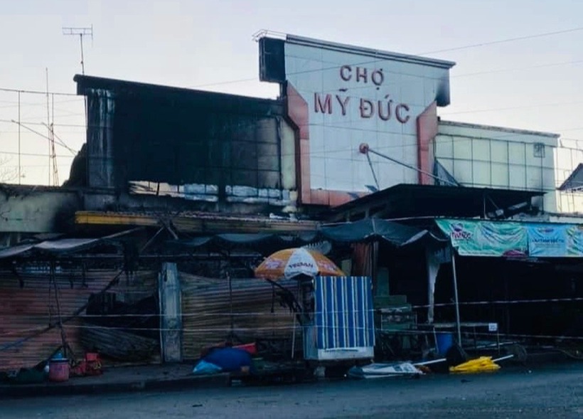 15 gian hàng mặt tiền chợ Mỹ Đức bị thiêu rụi hoàn toàn. (Ảnh: Dân trí)