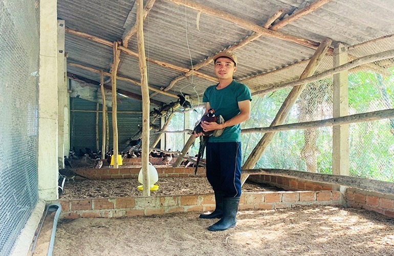 Anh nông dân lãi lớn nhờ nuôi loài "siêu đẹp" có tên trong sách Đỏ. Ảnh: Báo Phú Yên