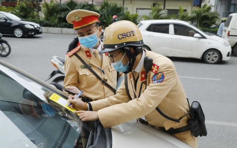 Hình ảnh CSGT lập biên bản vi phạm giao thông. Ảnh minh họa