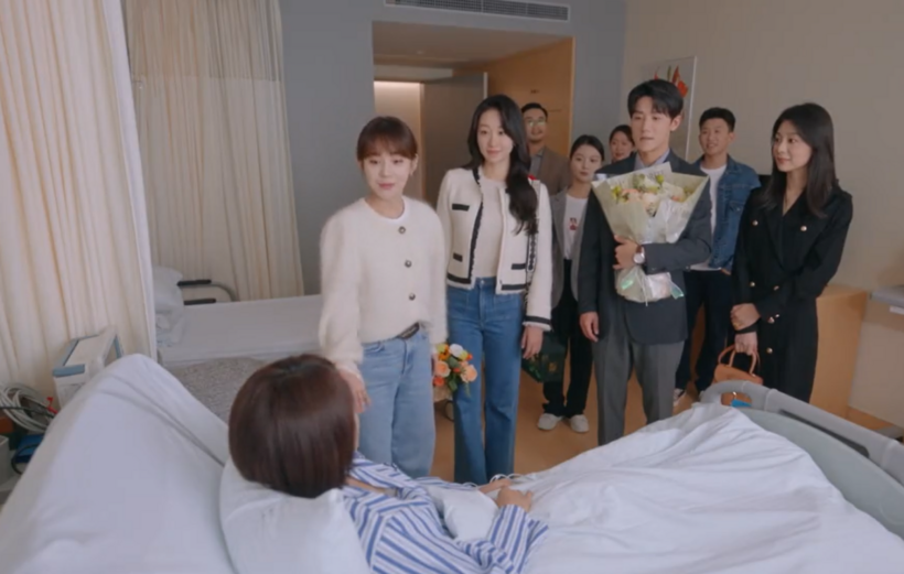 Đồng nghiệp đến thăm mẹ của Kỷ Dục Hằng, trùng hợp gặp Đồ Tiểu Ninh ngay cửa phòng bệnh.
