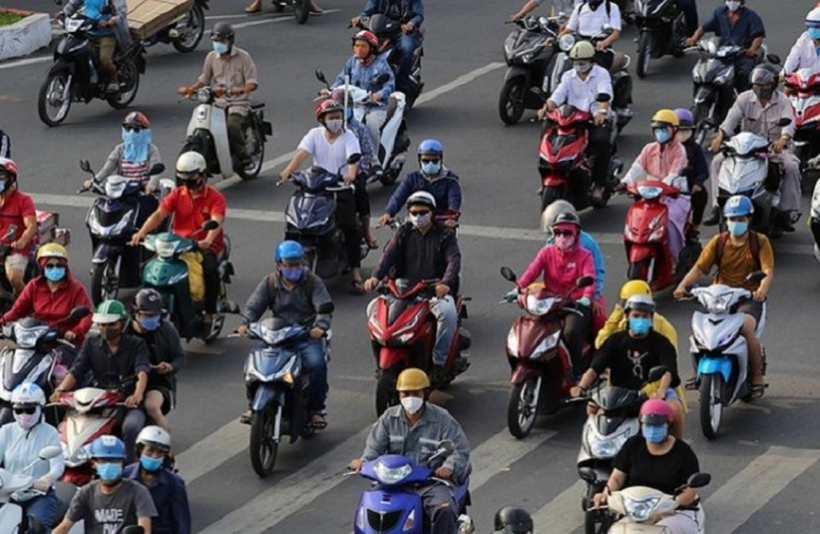 Người điều khiển xe máy tham gia giao thông. Ảnh minh họa