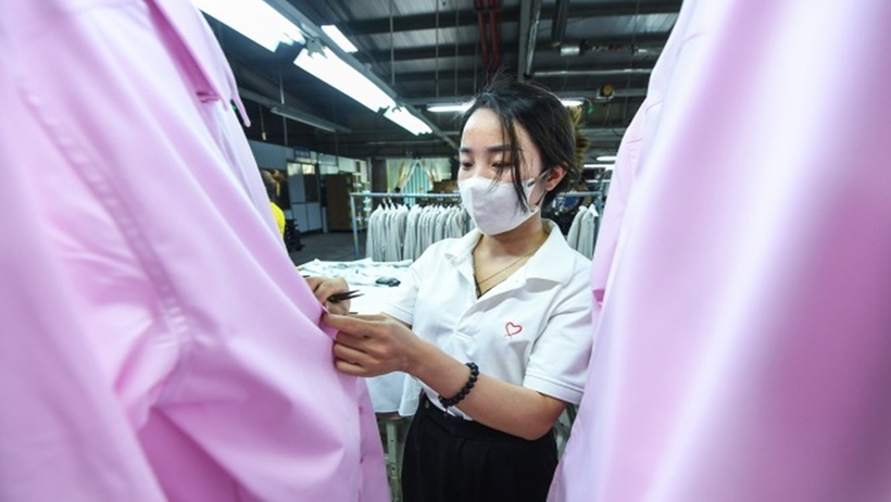 Giờ vào ca của lao động tại một công ty may ở Hải Phòng, tháng 8/2024. (Ảnh: VNE)