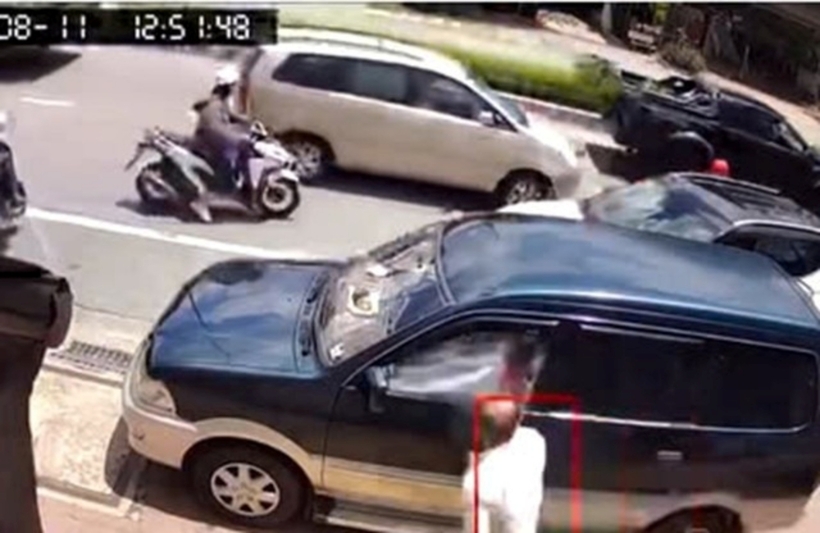 Người đàn ông áo trắng đang đe dọa ông S.. Ảnh: Sức Khỏe & Đời Sống