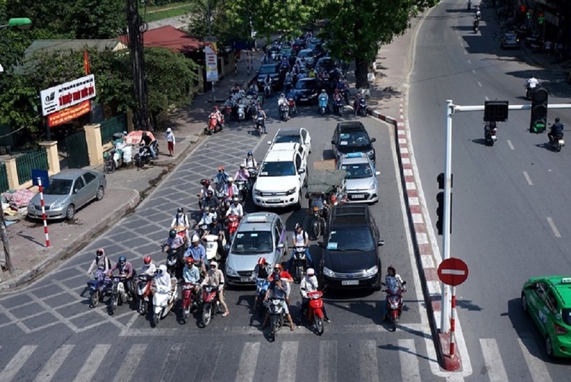 Dừng đèn đỏ sai làn đường là hành vi vi phạm giao thông có thể bị xử phạt nặng.