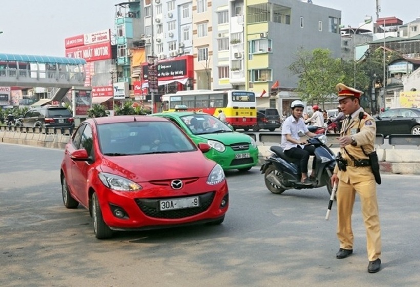 Mặc dù việc hết hạn phí đường bộ không bị phạt trực tiếp khi tham gia giao thông, nhưng nếu không nộp phí đúng hạn, chủ phương tiện sẽ gặp khó khăn trong việc đăng kiểm và phải chịu thêm lãi phạt.