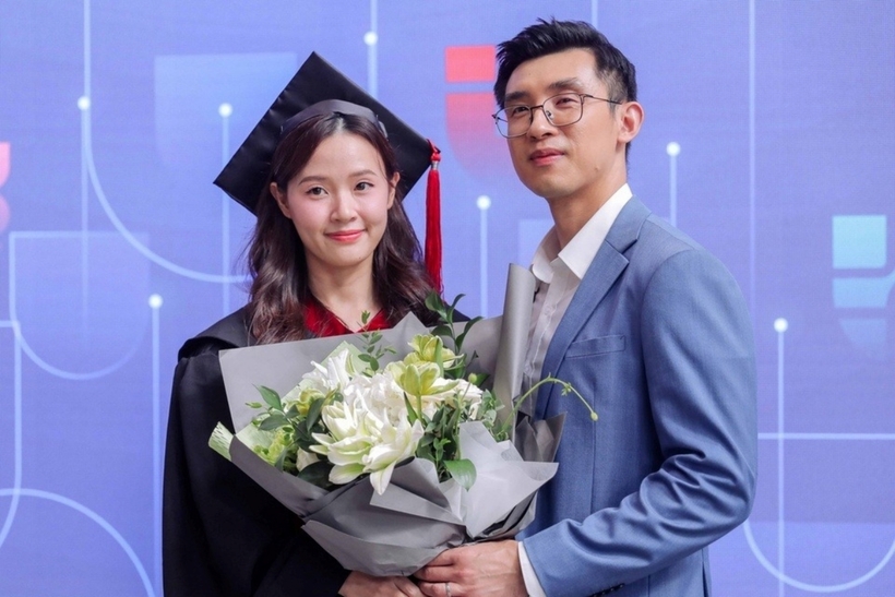 Thiếu gia Minh Đạt đến mừng vợ nhận bằng tốt nghiệp thạc sĩ. Ảnh: Tri Thức