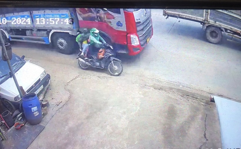 Hình ảnh vụ 2 mẹ con đi grab tử vong ở Bình Dương được camera ghi lại. Ảnh: báo Giao thông.