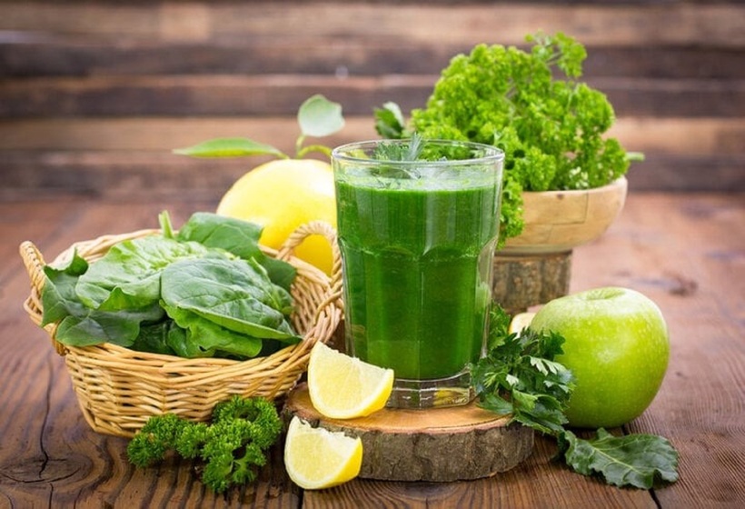 Nước ép rau củ giúp thanh lọc cơ thể, loại bỏ độc tố và cung cấp nước, đặc biệt hữu ích trong những ngày nóng bức. Ảnh minh họa