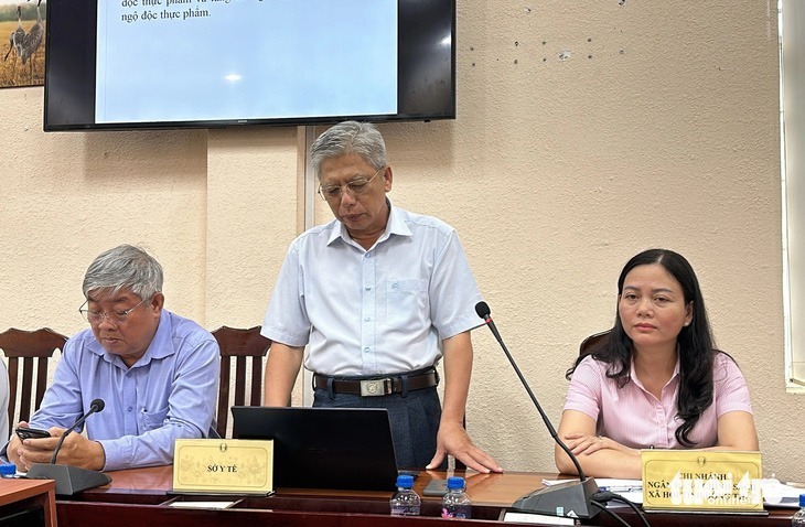 Bác sĩ chuyên khoa II Võ Minh Phục (ở giữa) - chi cục trưởng Chi cục An toàn vệ sinh thực phẩm tỉnh Đồng Tháp. Ảnh: Tuổi Trẻ