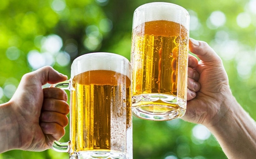 Người uống bia có thể thức giấc thường xuyên hơn và giảm giấc ngủ REM. Ảnh minh họa