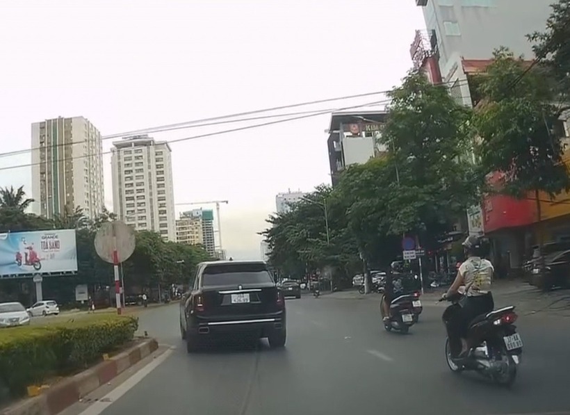 Chiếc siêu xe Rolls-Royce bật xi nhan trái chuyển làn đường hướng vào đường Nguyễn Thị Minh Khai nhưng bất ngờ đánh lái tiếp tục đi thằng đường Lê Lợi.