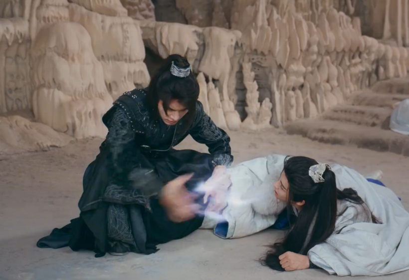 Bách Lý Đông Quân ngất xỉu sau đòn tấn công của Diệp Đỉnh Chi.