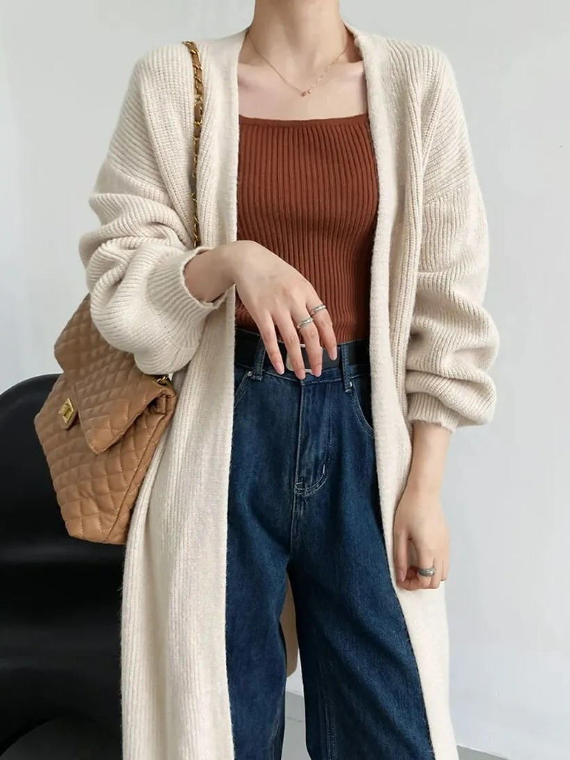 Những gam màu ấm áp như nâu, cam, và đỏ burgundy sẽ giúp bạn tạo nên phong cách ấn tượng.