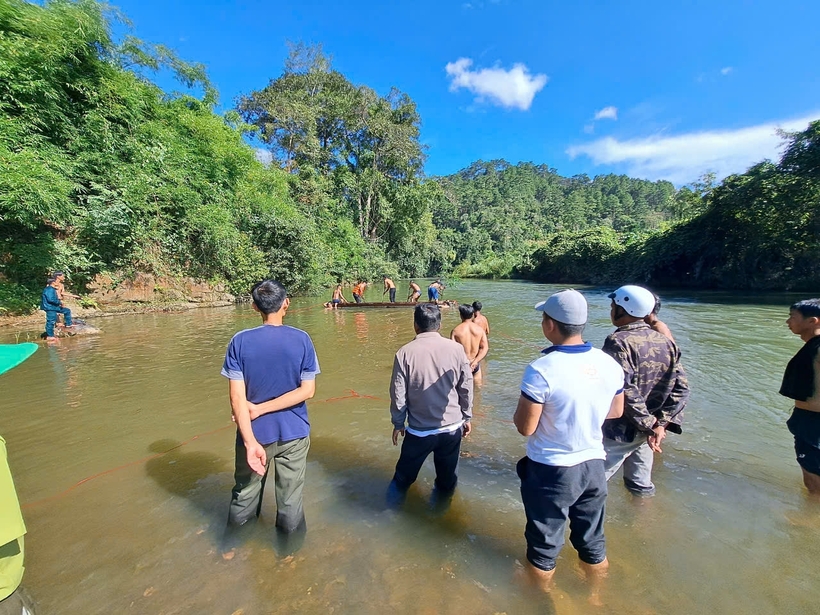 Lực lượng cứu hộ cứu nạn đã tìm được 2 nữ sinh bị đuối nước tại sông Krông Nô. (Ảnh: Báo Lâm Đồng)