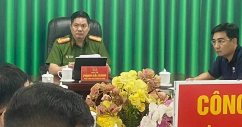 Đại tá Phạm Hải Đăng, Phó Giám đốc Công an tỉnh Lai Châu chỉ đạo việc cứu nạn và điều tra làm rõ vụ việc tại huyện Mường Tè. (Ảnh: Công an tỉnh Lai Châu)