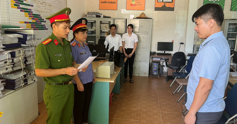 Cơ quan CSĐT Công an tỉnh Thanh Hóa thi hành lệnh khám xét nơi làm việc đối với ông Ngô Văn Giáp.
