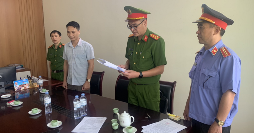 Cơ quan CSĐT Công an tỉnh Thanh Hóa thi hành Lệnh khám xét nơi làm việc đối với Phạm Văn Hồng.