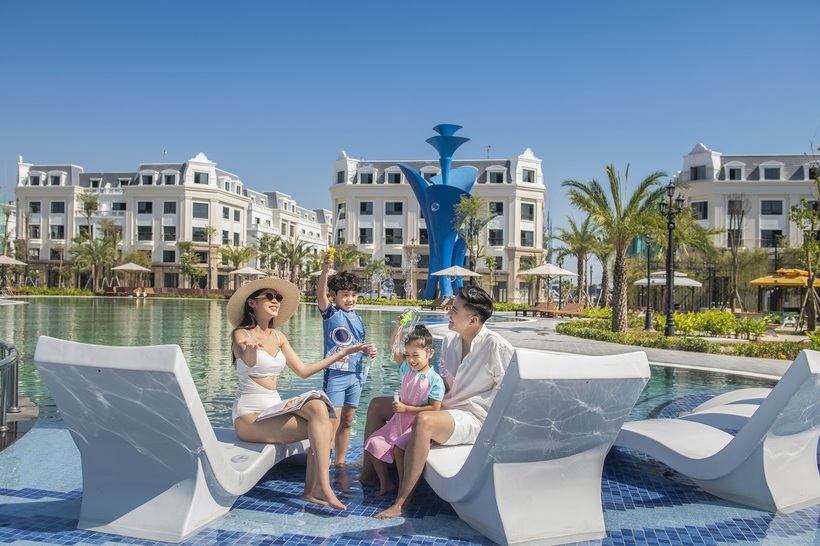Bể bơi phong cách resort rộng gần 1.700m2 là một trong những tiện ích đẳng cấp khiến cư dân mê mẩn