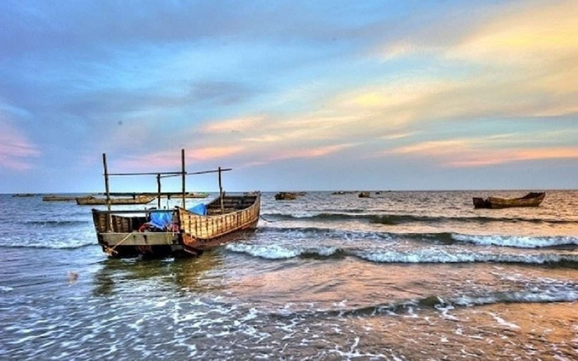 Bãi biển Trà Cổ mang vẻ đẹp hoang sơ, lãng mạn