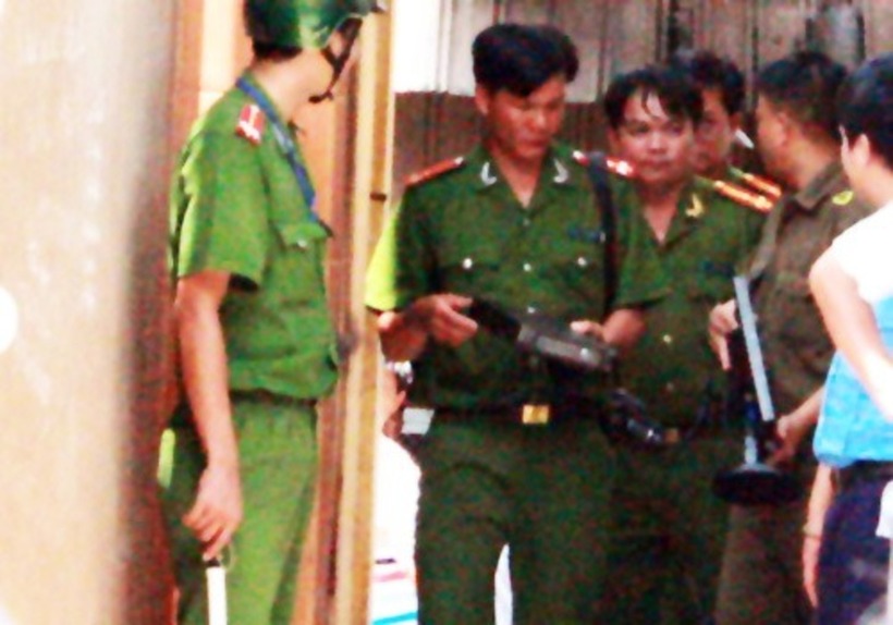 Cảnh sát thu giữ ổ cứng máy tính trong tiệm vàng để điều tra hình ảnh 2 vị khách lạ. Ảnh: VnExpress