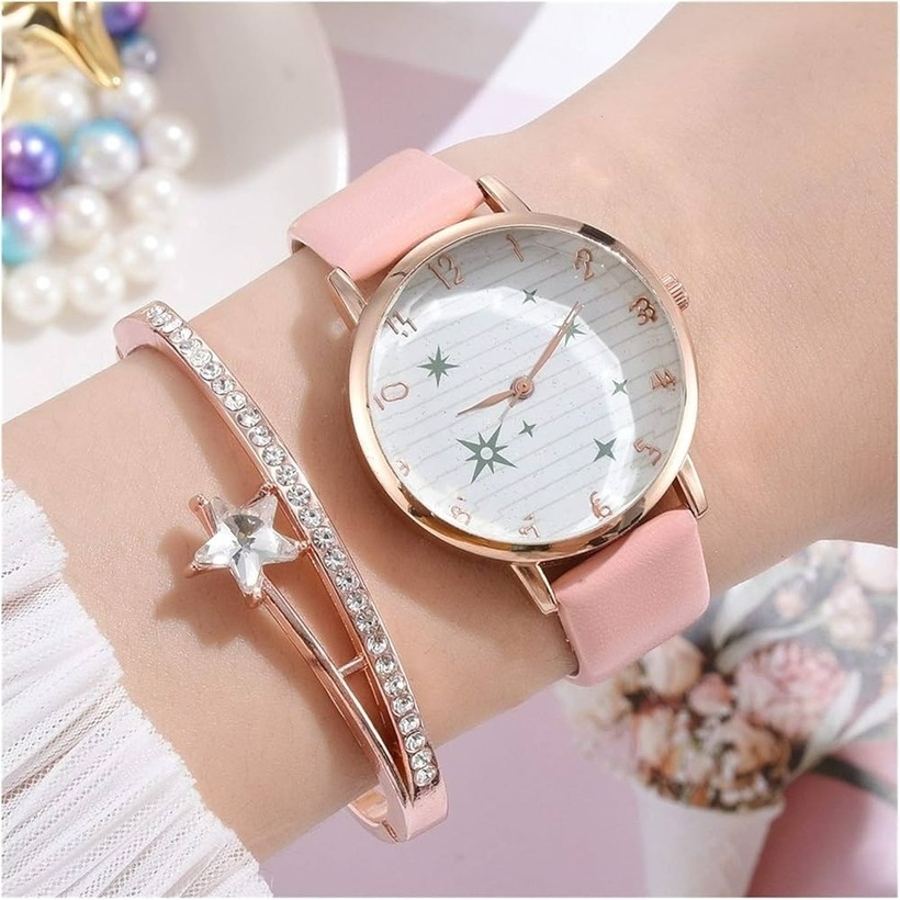 Đồng hồ mặt tròn, dây da mềm mại kết hợp với vòng tay kim loại mảnh mai hoặc vòng tay charm.