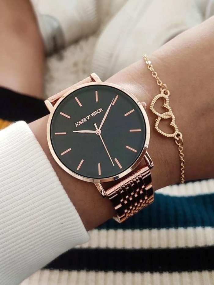 Việc kết hợp vòng tay có kích thước khác nhau sẽ giúp tạo điểm nhấn và thu hút ánh nhìn.