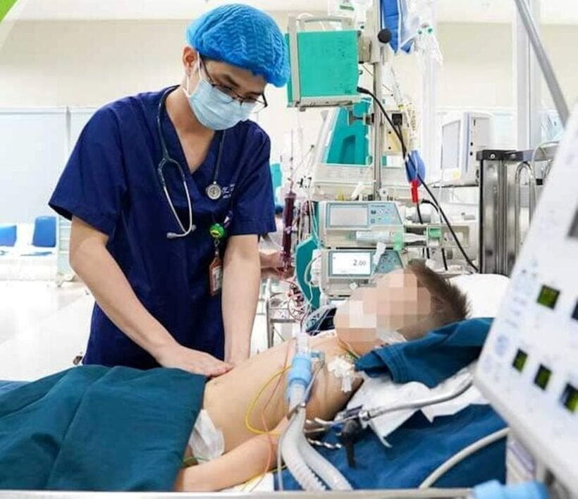 Bé trai 3 tuổi vẫn trong tình trạng nguy kịch. Ảnh: VTC News