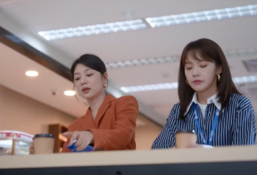 Nhiêu Tĩnh trò chuyện với Đồ Tiểu Ninh về vấn đề tình cảm.