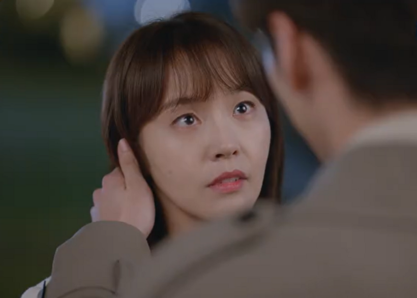 Kỷ Dục Hằng đề nghị cả hai kết hôn khi anh tranh chức Giám đốc ngân hàng thành công.