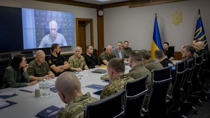 Tổng thống Ukraine Volodymyr Zelensky trong cuộc họp cùng Ban tham mưu Tổng tư lệnh tối cao. Ảnh: Pravda