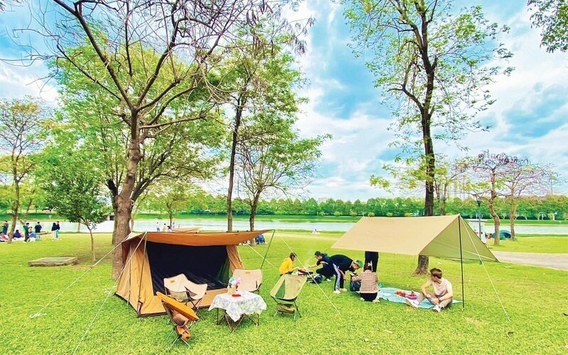 Công viên Yên Sở là lựa chọn phù hợp cho những ai yêu thích cắm trại