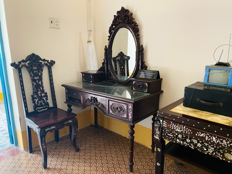 Bộ bàn và gương trang điểm trong ngôi nhà