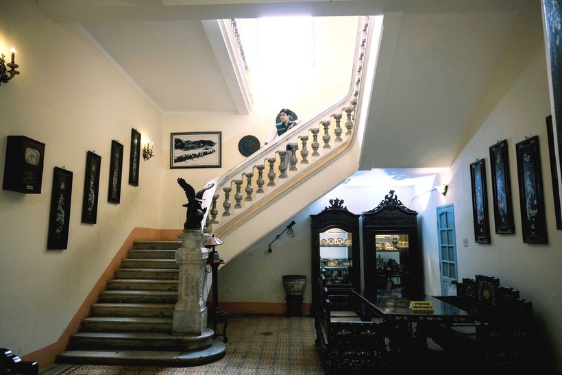Căn nhà do kỹ sư người Pháp thiết kế, mang đậm phong cách kiến trúc phương Đông. Ngoài ra, hầu hết các vật liệu dùng để xây dựng công trình và nội thất đều được mang về từ Paris.