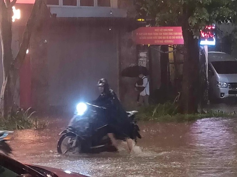 Thông tin trên báo Pháp luật TP.HCM, trên đường Trần Hưng Đạo, nhiều người phải dắt xe băng qua dòng nước ngập.