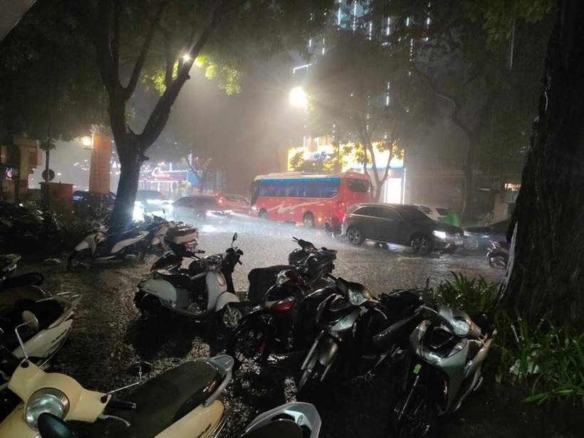Nước ngập lên cả vỉa hè.