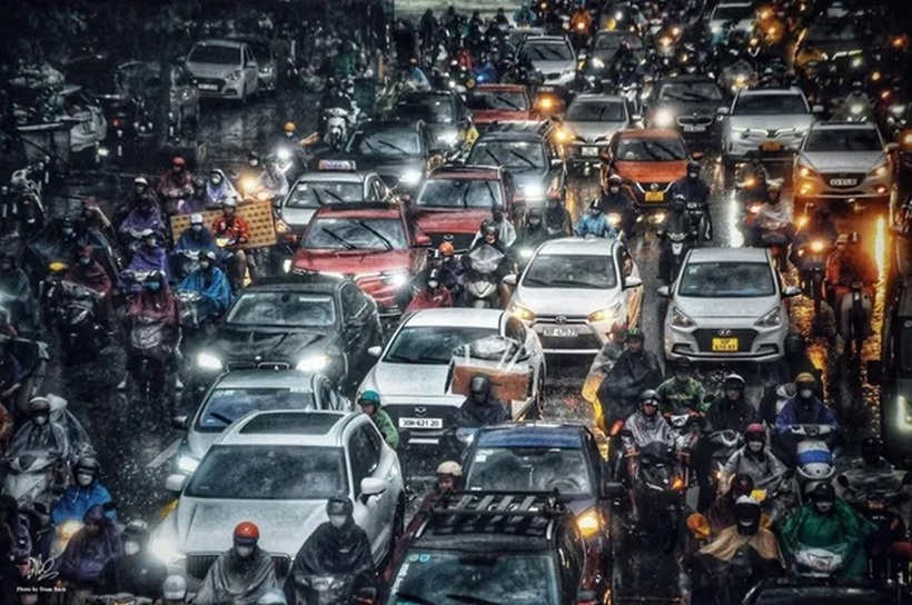 Theo VTV, đường ngập tắc khiến người dân chật vật "tìm đường" về nhà.