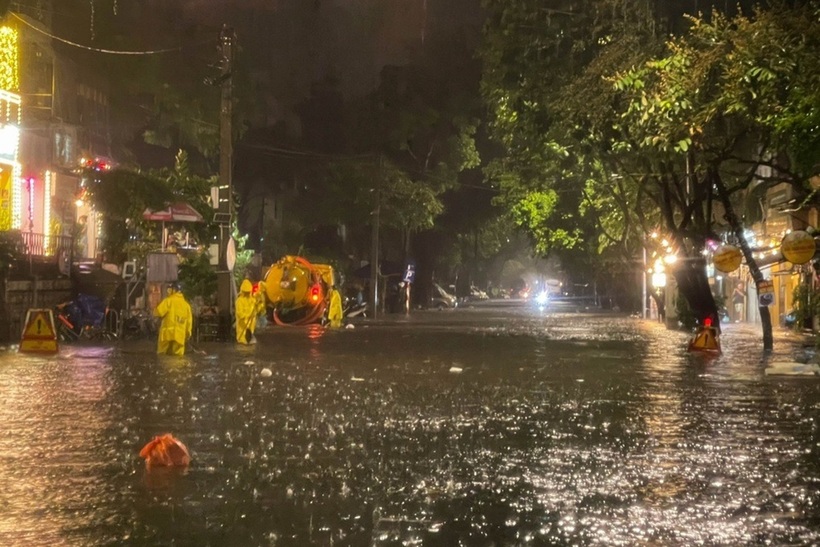 Theo Công ty TNHH MTV thoát nước Hà Nội, tổng lượng mưa đo được (tính đến 19h) tại quận Hoàn Kiếm là 92,5mm; quận Ba Đình 56,4mm; quận Hai Bà Trưng 84,6 mm; quận Thanh Xuân 30mm; quận Đống Đa 87,5 mm; quận Hoàng Mai 161,4mm; quận Long Biên 53,8mm.