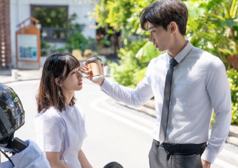 Nhậm Vận Kiệt và Phương Cẩn đảm nhận vai nam - nữ chính trong phim Ôm Nhau Trong Đêm Tối. Ảnh: Weibo