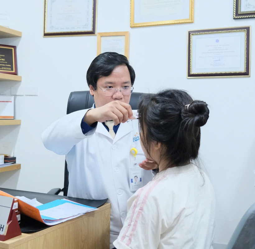 Bác sĩ cảnh báo tình trạng tự ý nặn mụn gây biến chứng
