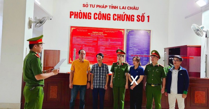 Cơ quan Công an thực hiện lệnh khám xét nơi làm việc của đối tượng Luyến. (Ảnh: Công an Lai Châu)