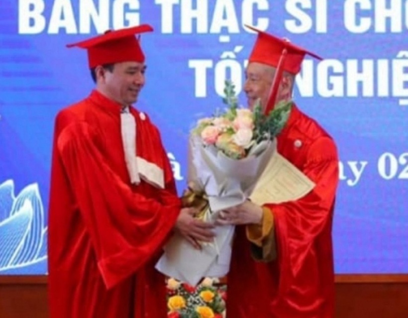 Hình ảnh ông Vương Tấn Việt nhận bằng tiến sĩ từng gây xôn xao dư luận. Ảnh: Công an Nhân dân