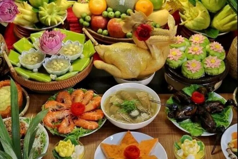 Đối với mâm cúng Rằm tháng 7 để cúng gia tiên thường sắp xếp "trên chay dưới mặn" tức là trên hoa quả, dưới là cỗ mâm mặn. Ảnh minh họa
