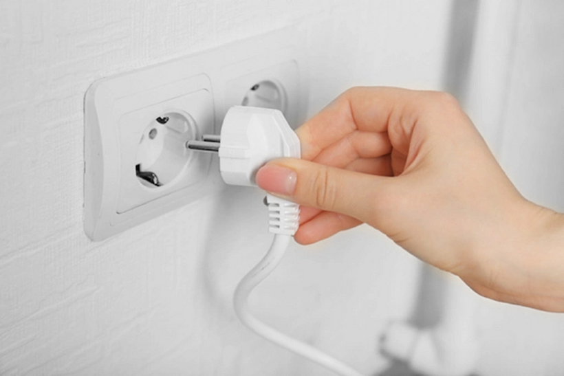 Rút điện các thiết bị không cần thiết khi mưa bão để bảo vệ bạn và gia đình.