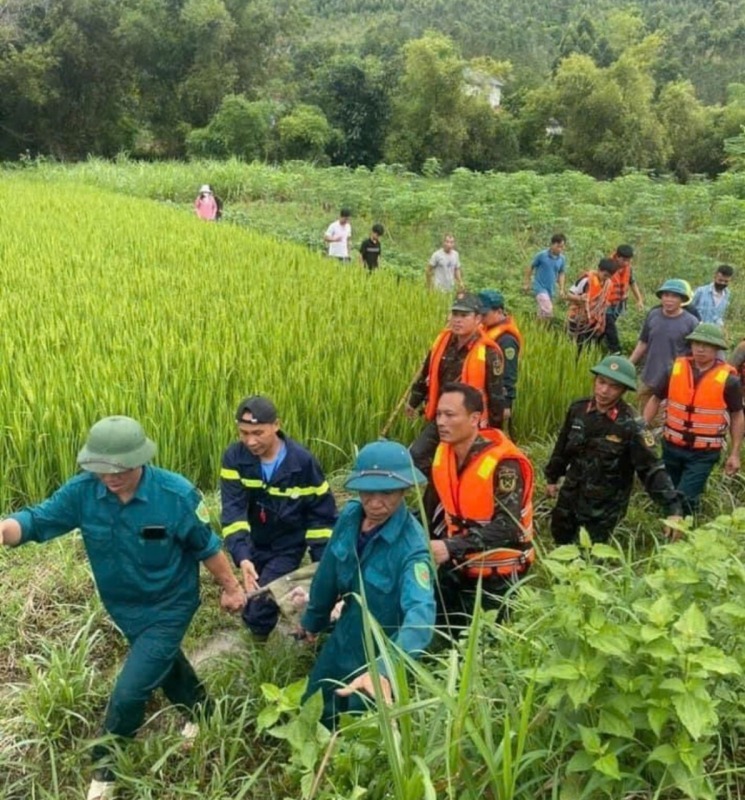 Lực lượng chức năng tìm thấy thi thể nạn nhân đi xem sao băng tại Vườn Quốc gia Tam Đảo bị lũ cuốn. Ảnh: Công an Nhân dân