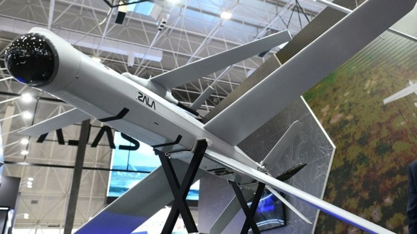 Máy bay không người lái (UAV) cảm tử Lancet do công ty Nga ZALA phát triển được trưng bày tại Diễn đàn Kỹ thuật Quân sự Quốc tế Army 2024. Ảnh: RIA Novosti