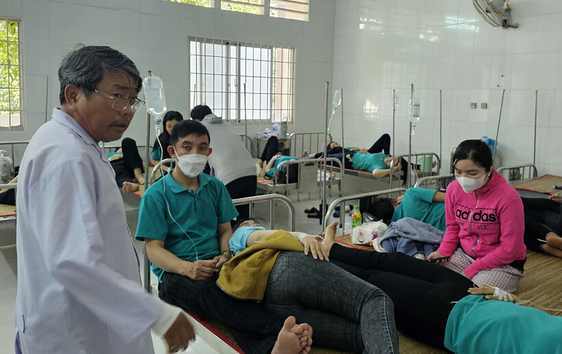 Bệnh viện Đa khoa khu vực Hòa Phú đã tiếp nhận hơn 100 công nhân của Công ty Bo Hsing nhập viện cấp cứu. Ảnh: Vietnamnet.