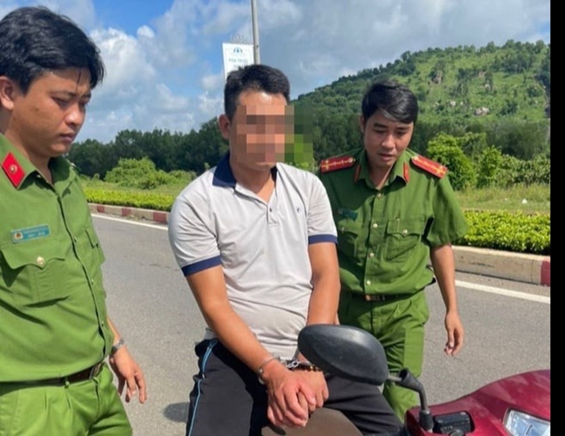 Nghi phạm vụ cô gái 24 tuổi bị hiếp dâm ở đồi cừu được đưa ra hiện trường. Ảnh: Báo Giao thông