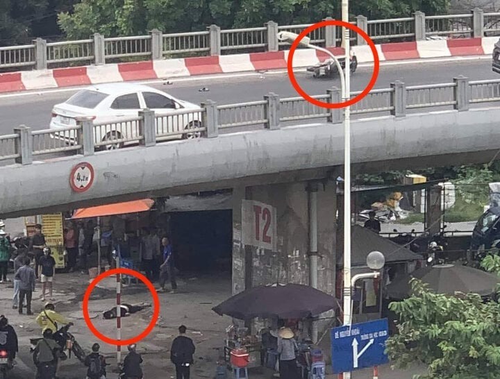 Chiếc xe máy nằm đổ trên cầu, bên dưới gầm cầu nạn nhân nằm bất động. Ảnh: VTC News