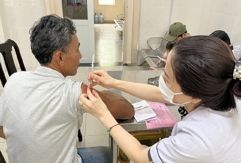 Sau khi bị chó dại cắn người dân nên nhanh chóng đến cơ sở y tế gần nhất để được tư vấn tiêm vaccine phòng bệnh dại càng sớm càng tốt. Ảnh minh họa